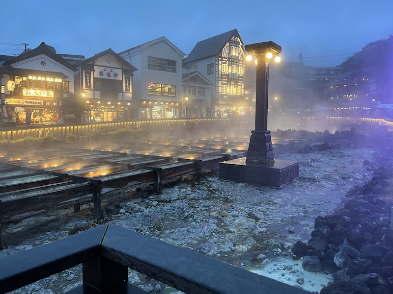 ライトアップされた夜の湯畑の景色は、とても幻想的