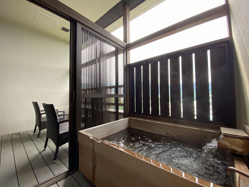 客室露天風呂にも温泉が引かれている