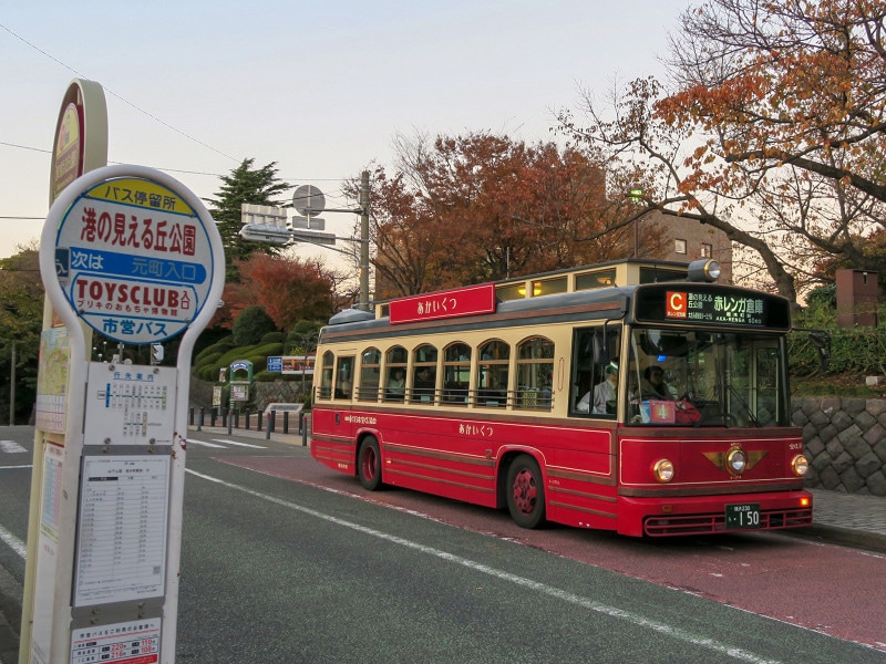 横浜赤レンガ倉庫から山手西洋館へのアクセスは「あかいくつ」バスが便利(2014年12月5日撮影)