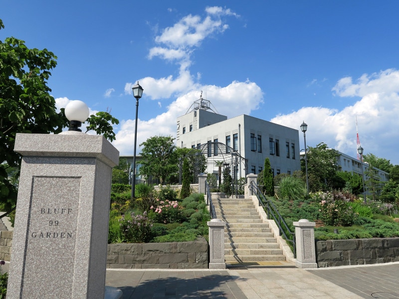 2014年にオープンした花と緑がいっぱいの広場「ブラフ99ガーデン」(2015年5月21日撮影)