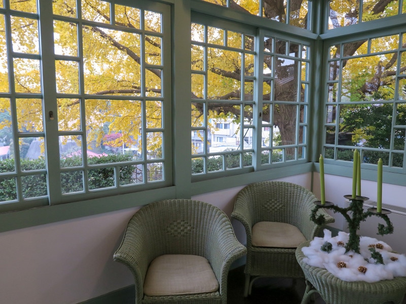 光あふれるサンルームの窓は引き戸式。和洋折衷スタイルです(2015年12月10日撮影)