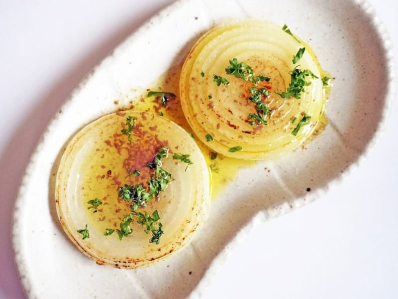 新玉ねぎのステーキアンチョビソース