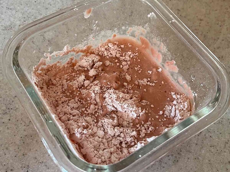 ダイソーの「モデリングマスクパック」を容器に入れて水を加える