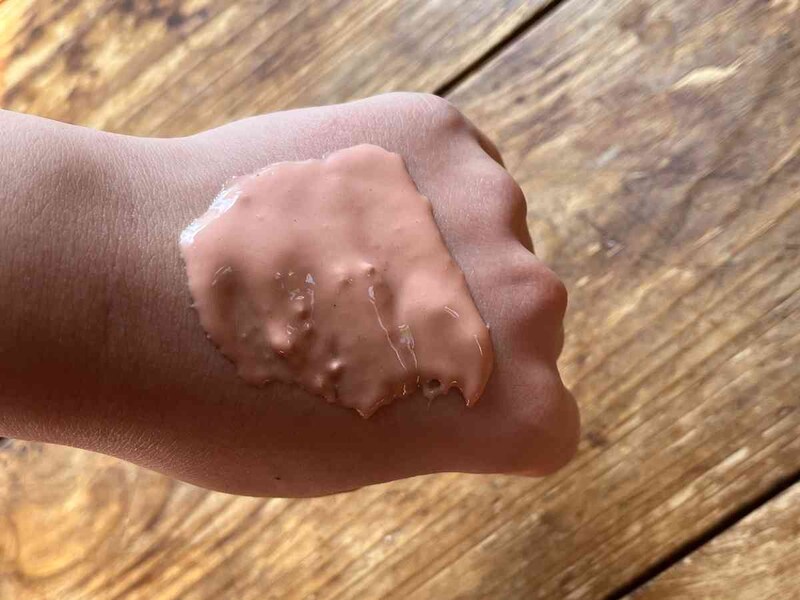 ダイソーの「モデリングマスクパック」を手の甲につける