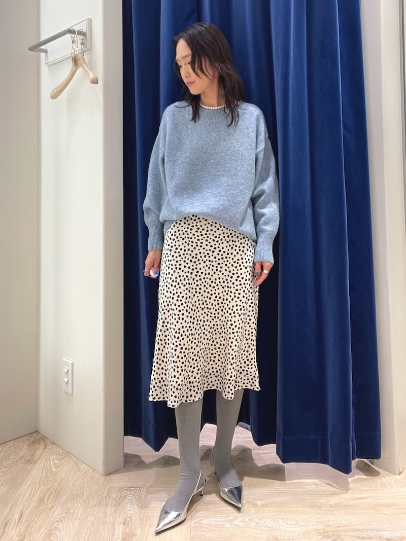 3月の間は、こちらのようなライトグレーなど淡い色のタイツでつなぐ方法も　出典：WEAR