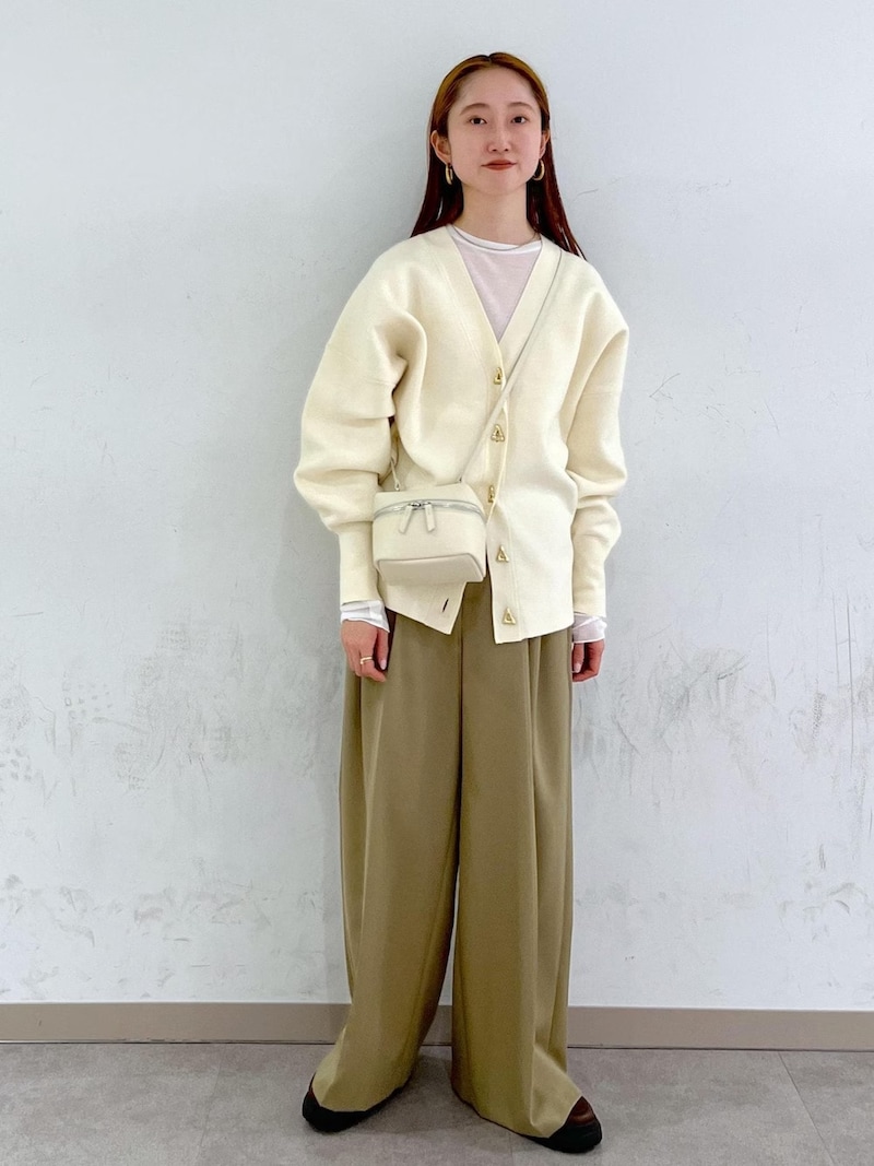 程よい厚みのカーディガンもオフホワイトなら春も着られる　出典：WEAR