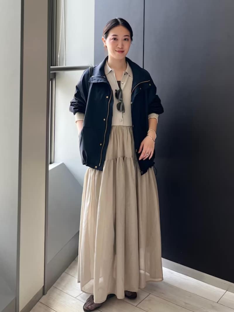 ナイロン素材で中綿入りのブルゾンなら春も自然に着られます　出典：WEAR