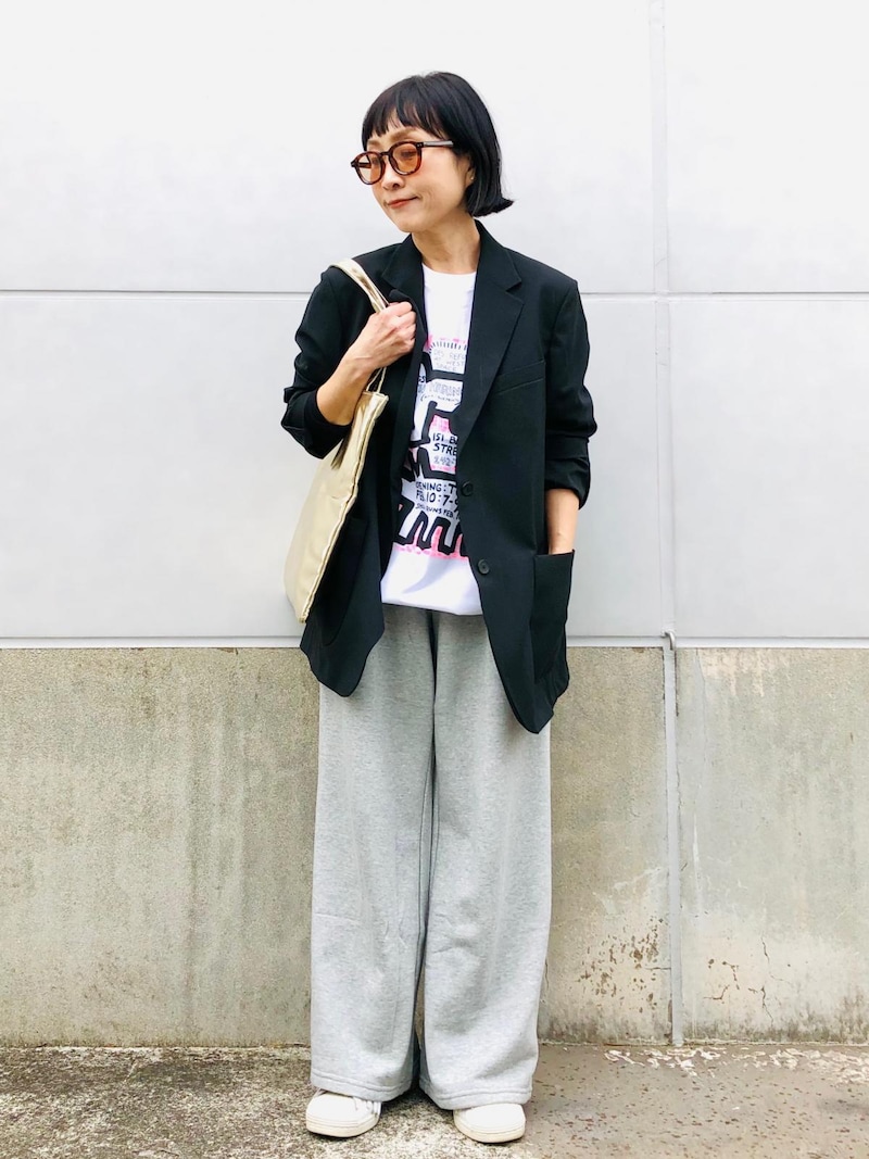 楽ちんなスウェットパンツにはかっちりとしたジャケットを羽織って 出典:StyleHint