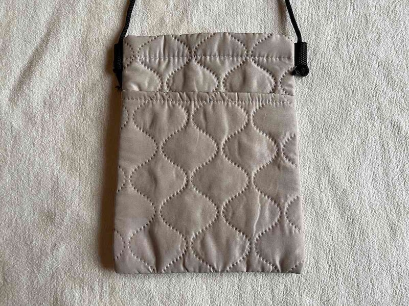 セリアの「ソニックキルトサコッシュ」は、外側がキルティングになっている