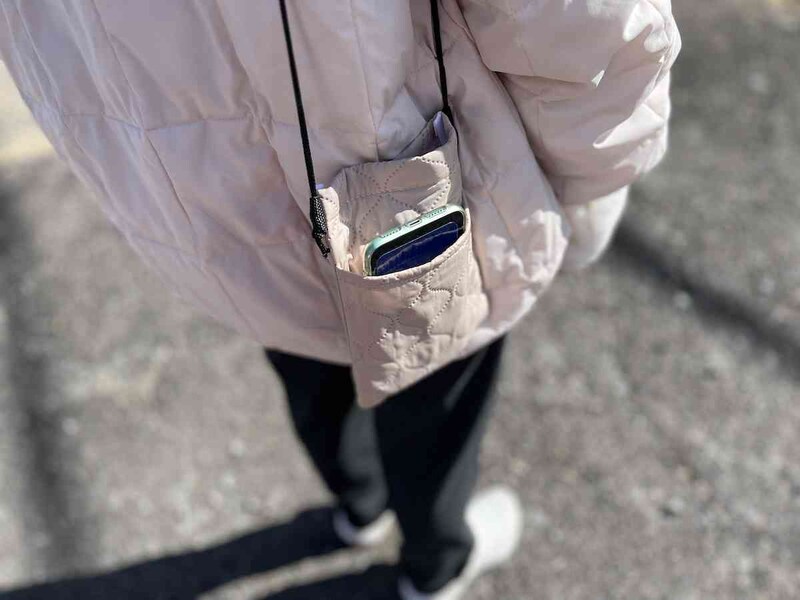 二つ折り財布とスマホは入る