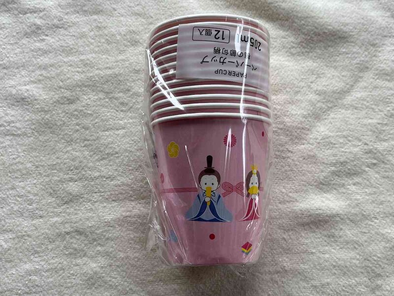 セリアの「ペーパーカップ 桃の節句柄」