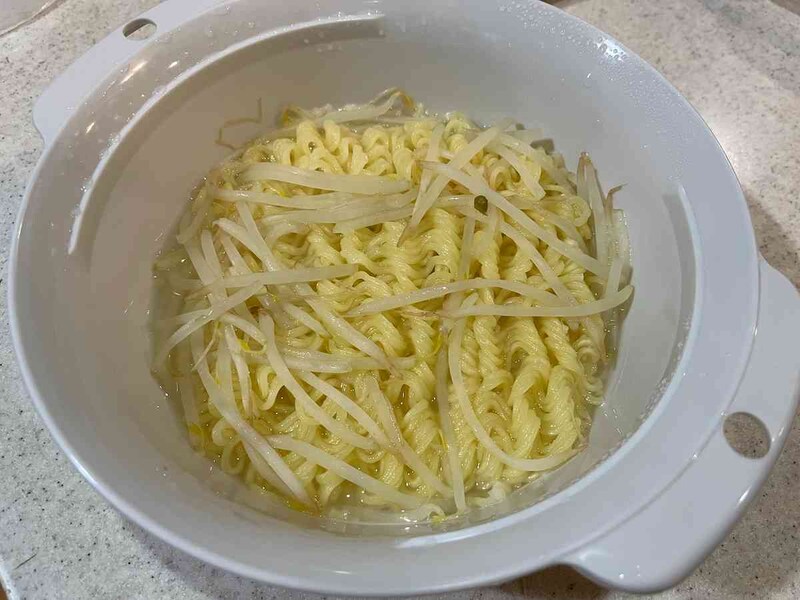 加熱した麺と野菜