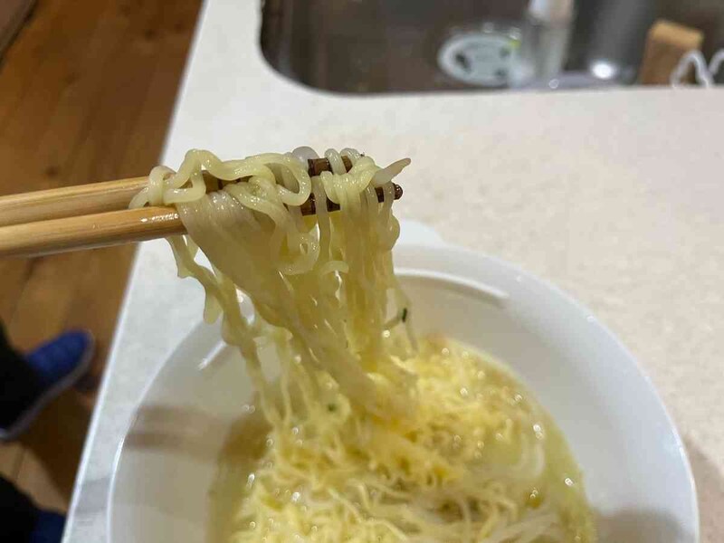 セリアの鍋「電子レンジ調理器 ラーメン」は途中で麺のゆで加減を確認すると、柔らかすぎないで仕上がりそう