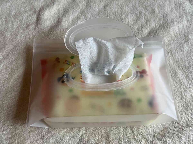 セリアの「フタ付ウェットシートケース クリアM」は半透明で、ウェットティッシュの減り具合がわかりやすい