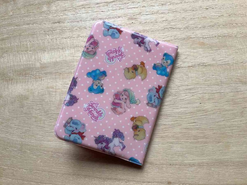 セリアのパスポートケース「パスポートカバー トゥインクルマーチ」はすぐ開けて便利