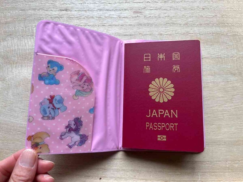 セリアの「パスポートケース」はカバーのようにして使う