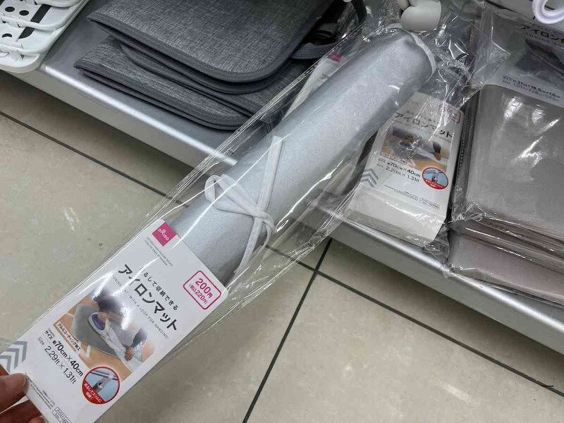 ダイソーの「アイロンマット（吊るしヒモ付）」
