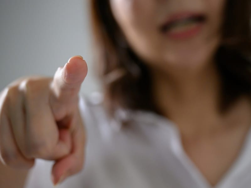 理不尽な扱いに対して抗議した女性だったが……