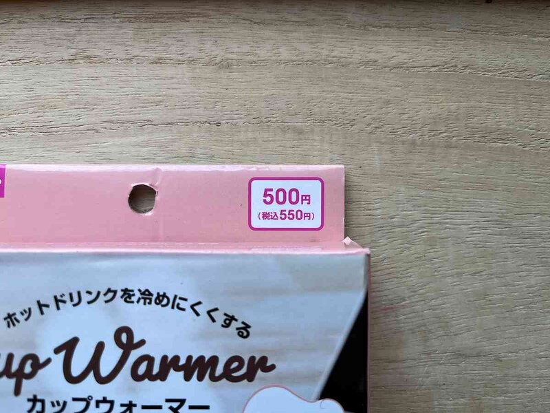 ダイソーの「カップウォーマー（ライトピンク）」は550円（税込）