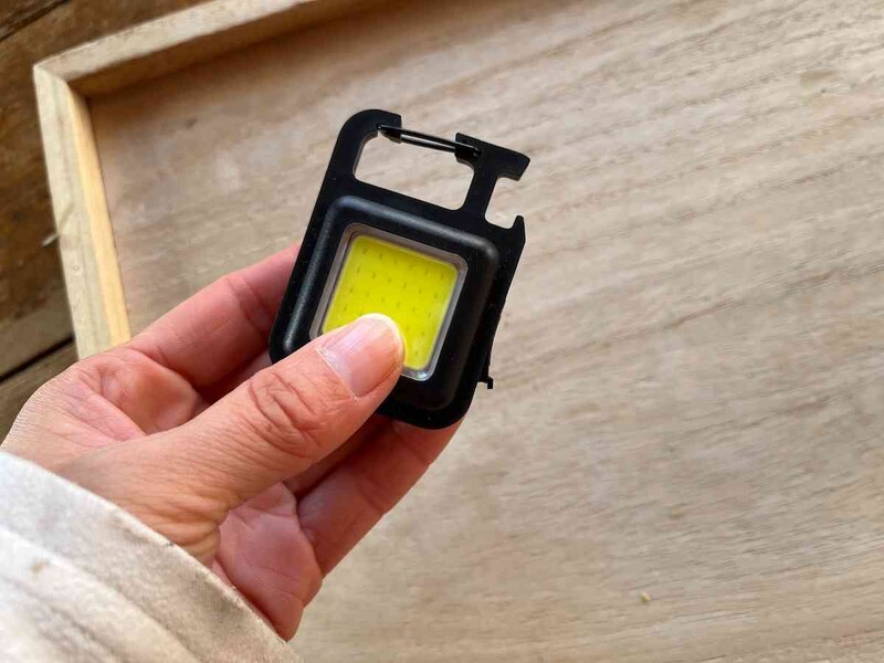 ダイソーの「充電式COBライト」はコンパクトサイズ