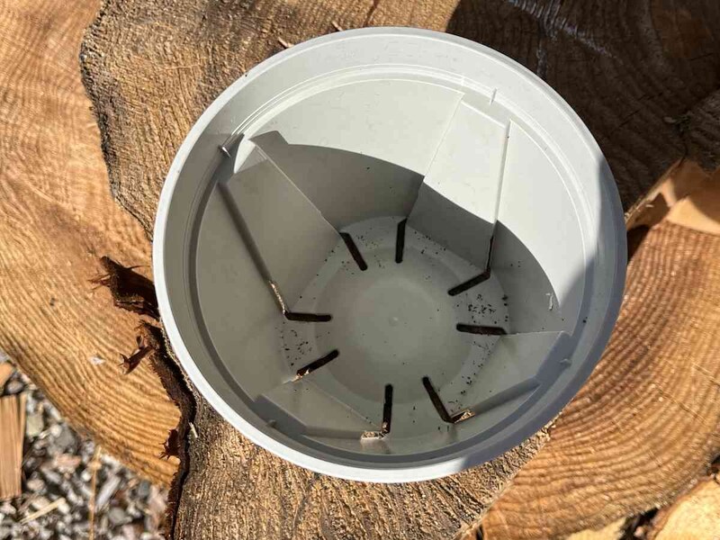 セリアの「スリット鉢」の底には水はけ用の穴があいている