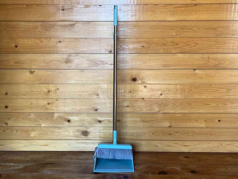 ダイソーの「折りたたみほうきセット」はゴミに気づいたときにさっと掃除がしやすい