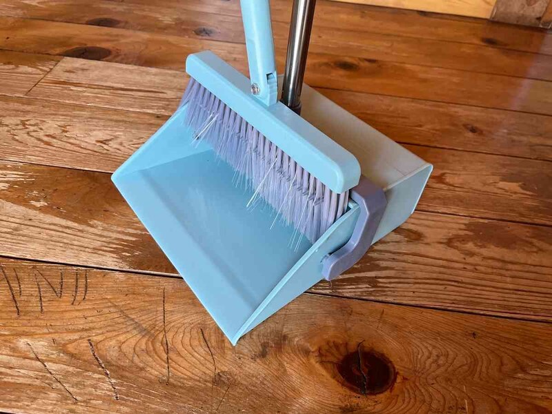 ほうきに絡まったゴミは、ちりとりのくしで取れる