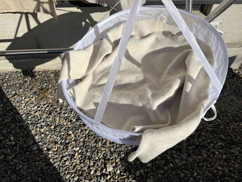 セリアの「セーター干しネット」にセーターを乗せてみる