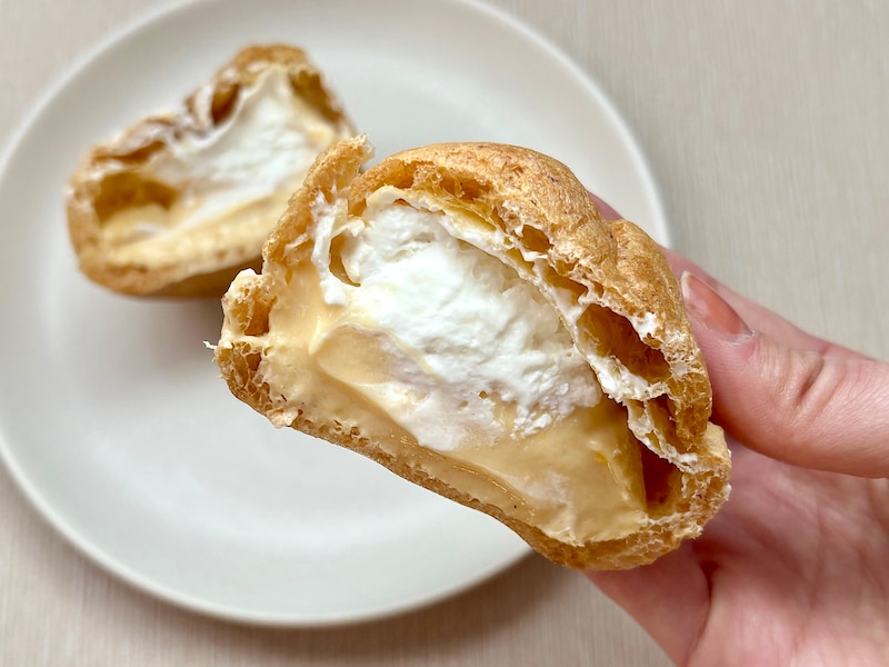 中にはこれでもかと、クリームがたっぷり! クリームが主役のシュークリームです