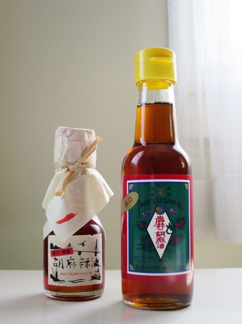 岩井の胡麻油「横浜胡麻辣油(55g518円)」「金岩井純正胡麻油金口(140g410円)」※いずれも税込undefined昔ながらのスタイルで香り高いのが特長(2014年6月26日撮影)