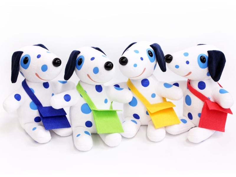 横浜生まれのキャラクター「ブルーダル人形(1400円税別)」。ポシェット(全4色)の中にはブルーダルが描かれたミニブックが入っています(画像提供:エクスポート)