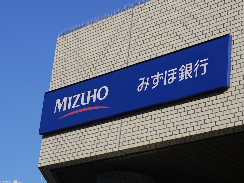 みずほ銀行は2月18日、元行員が貸金庫から顧客の金品を窃取していたと報告した