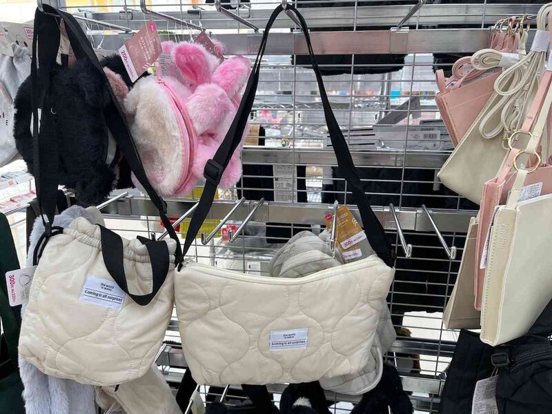 ダイソーの「スクエアショルダーバッグ（キルト）」