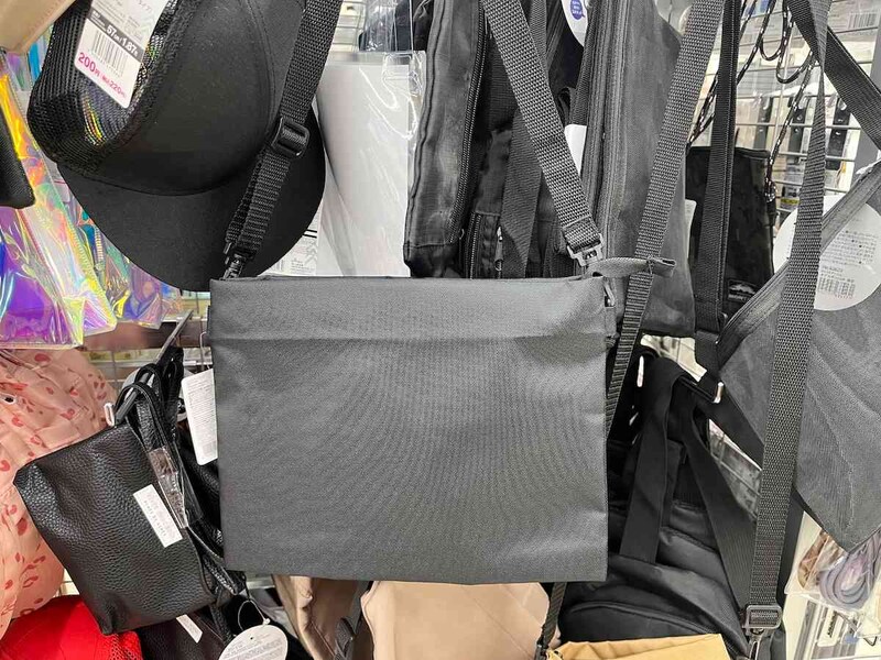 ダイソーの「ショルダーバッグ（底マチ付き）」