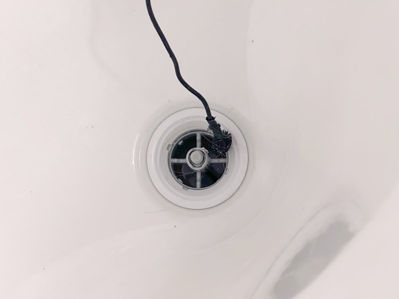 浴槽の排水栓の奥も汚れている