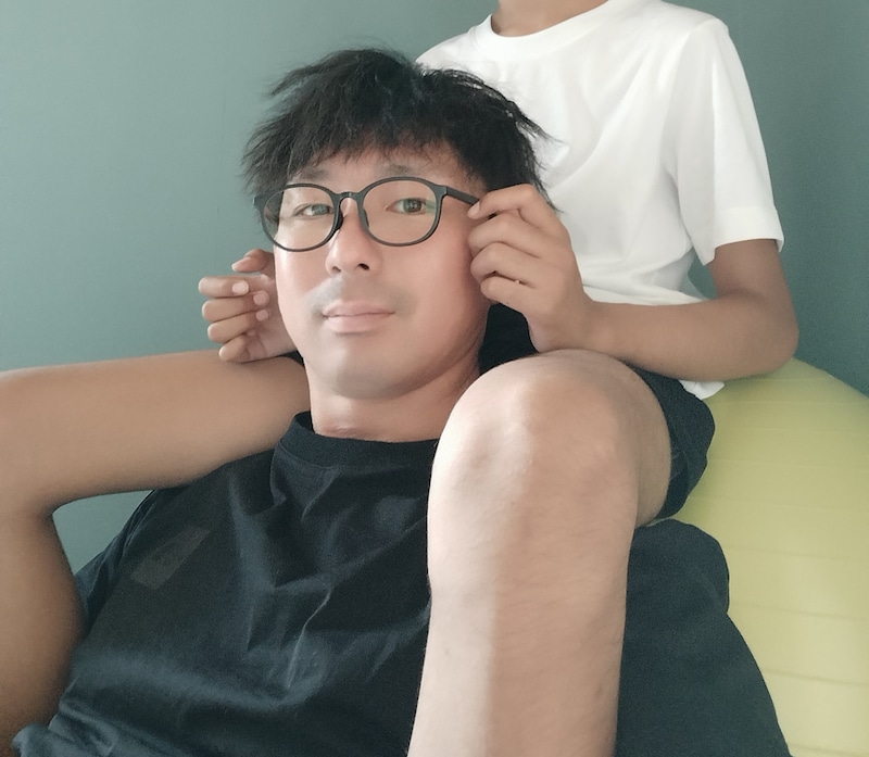 放課後デイサービスの子どもとじゃれ合う相澤さん