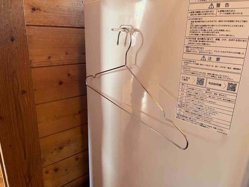 セリアの「フィルムリングフック」をハンガーかけに