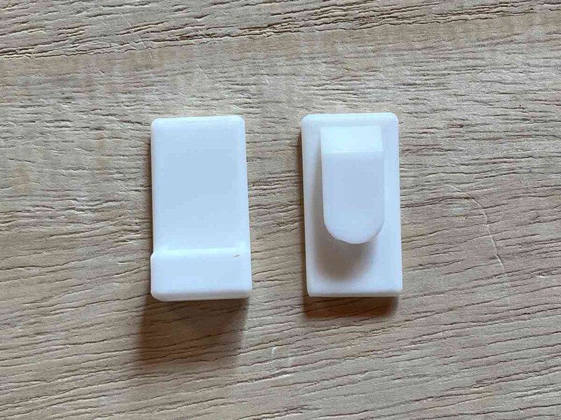 セリアの「壁にスッキリ収納できる両面テープフック」のパーツは2つ