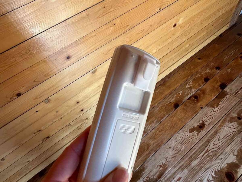 リモコンにはフックになる方をつける