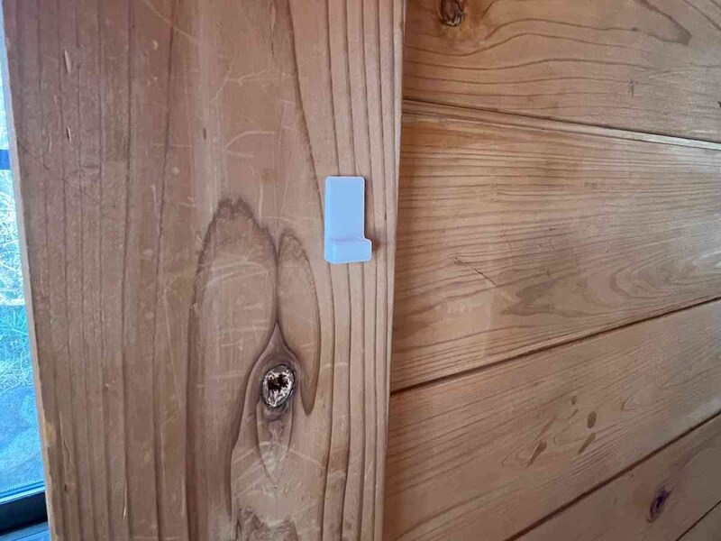 壁にはフックをかける方をつける