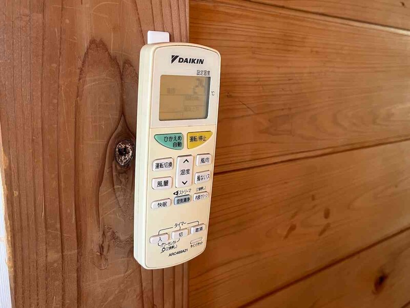 リモコンを浮かせて収納