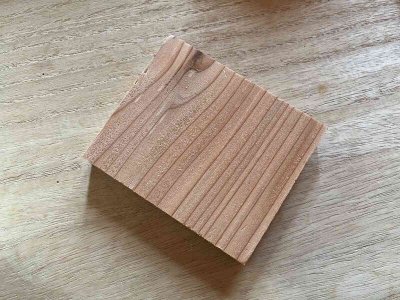 セリアのペンキ「水性塗料 スノーホワイト」で木片に色をつけていく