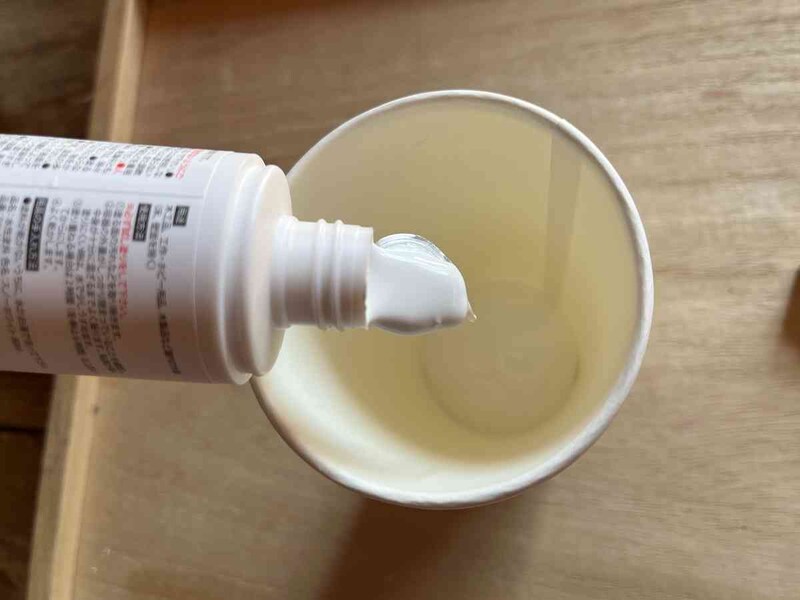 セリアのペンキ「水性塗料 スノーホワイト」はどろっとしている