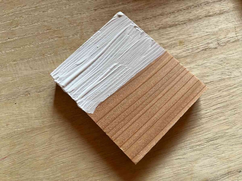 セリアのペンキ「水性塗料 スノーホワイト」で塗ると白い色がはっきり出る