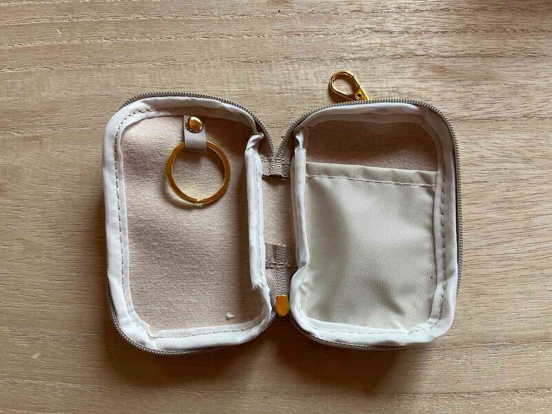 セリアの「キーケースファスナー 内ポケット付 シンプルユース」はガバッと開く