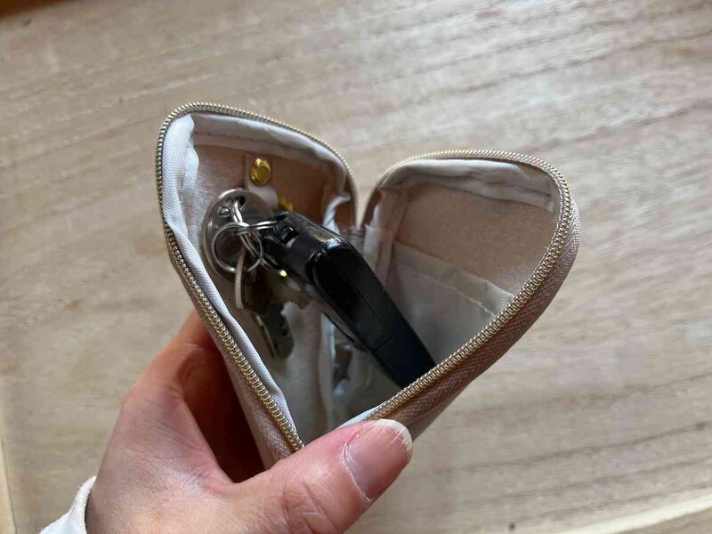 ファスナーを途中まで開けて鍵を出すこともできる