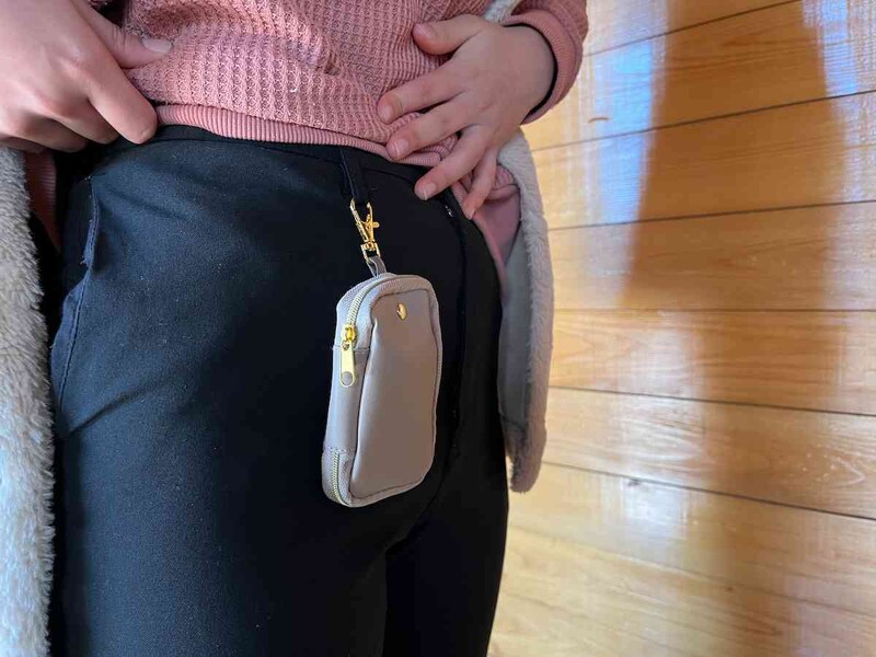 シンプルユースのキーケースはベルト通しにつけることもできる