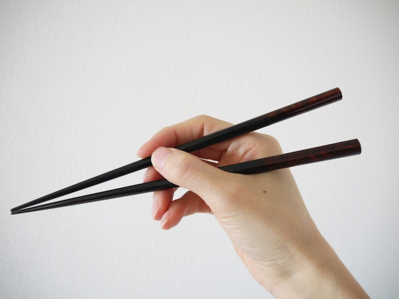 失礼な「指し箸」は海外の人も嫌がるマナー違反