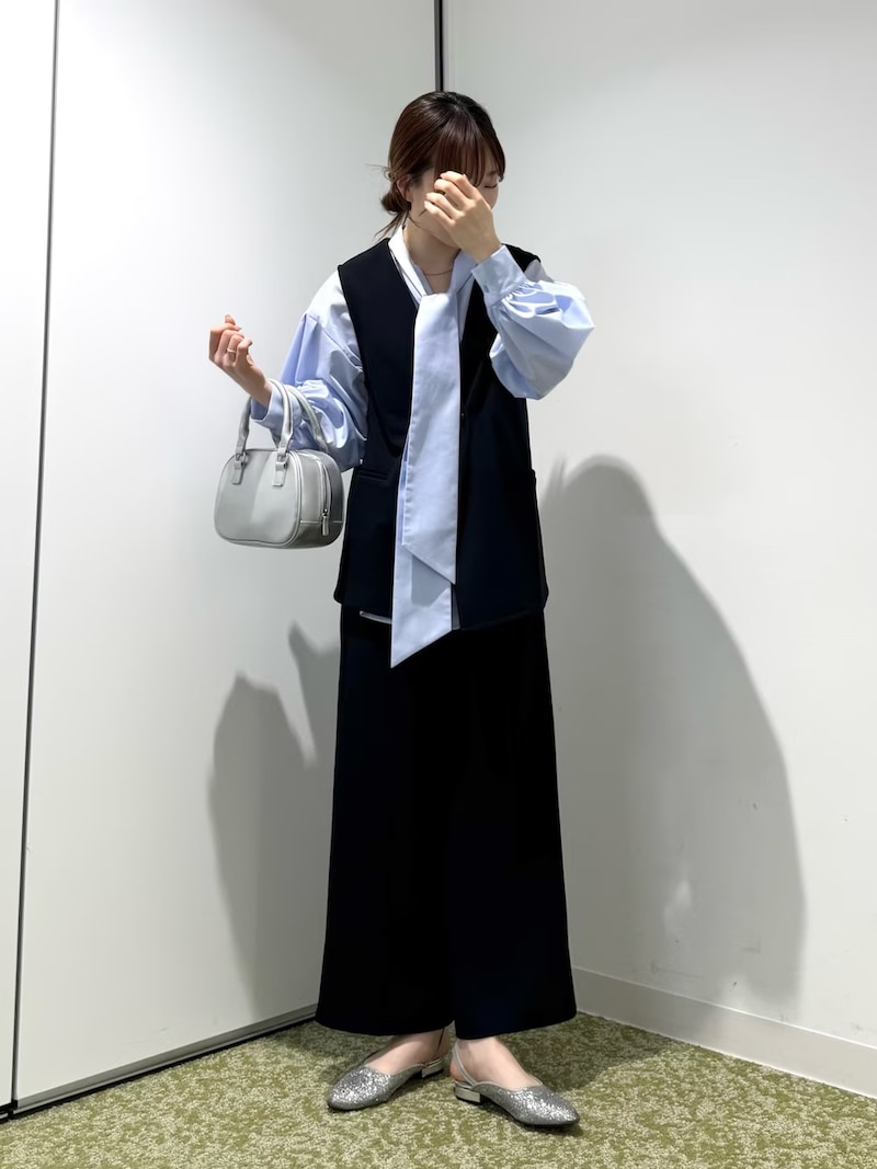 オーバーサイズブラウスはベストとワイドパンツで今っぽくまとめても　出典：WEAR