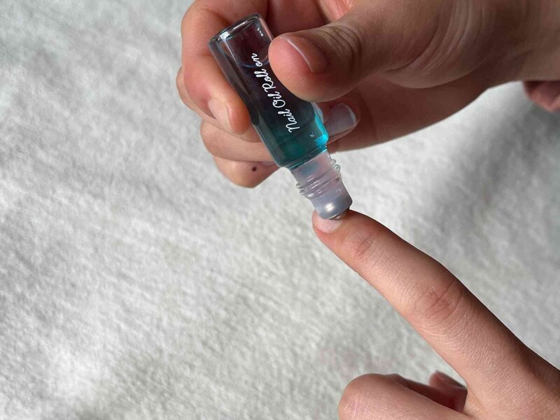 爪の生え際に当てて転がすようにしてつけていく